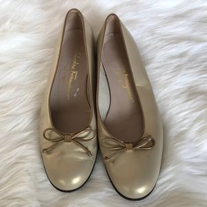 Gold Salvatore ferragamo boutique flats with bow